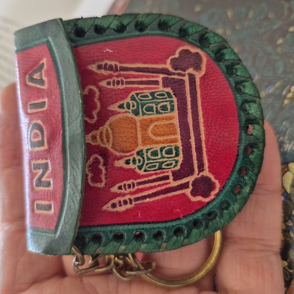 Taj MAHAL MADE IN INDIA COINPURSE/ KEYCHAIN IN RED AND GREEN LEATHER - Picture 6 of 9